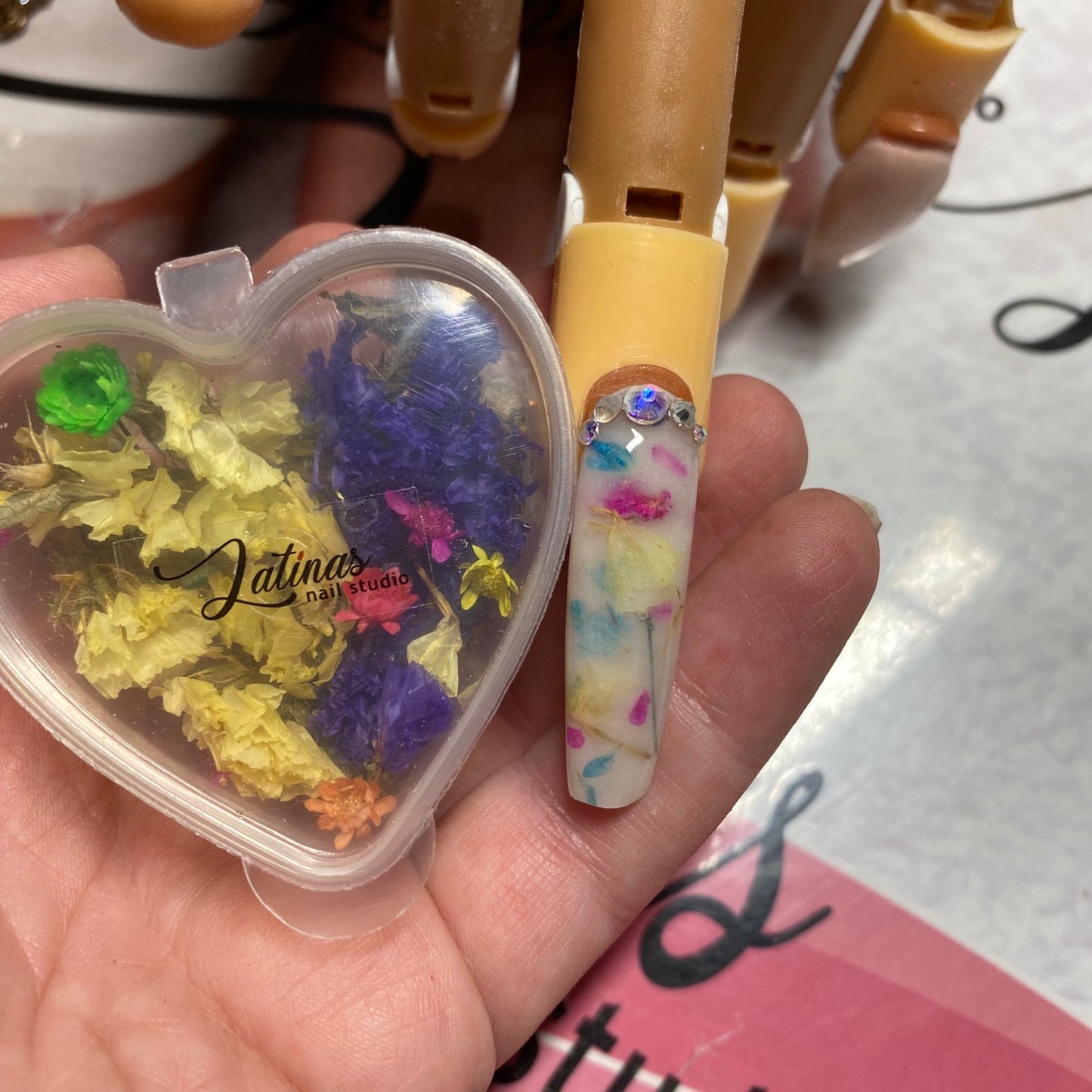 Latinas Nail Studio Dried Flowers Decoration image 0